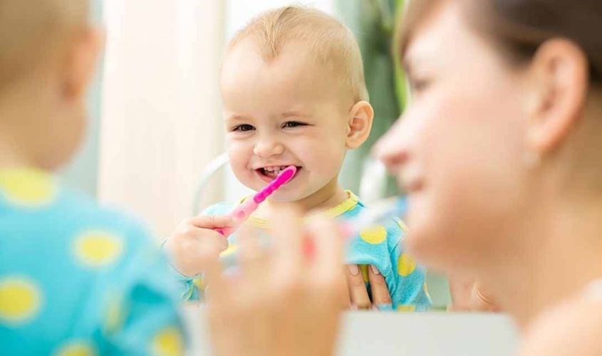 Mẹ cần đồng hành cùng bé lúc đánh răng để đảm bảo răng bé luôn sạch Mẹ cần đồng hành cùng bé lúc đánh răng để đảm bảo răng bé luôn sạch