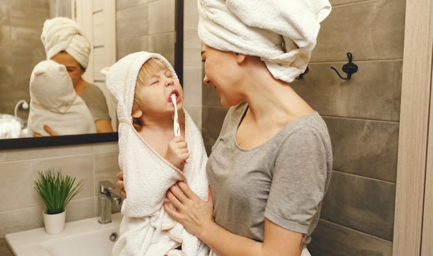 Mẹ nên tập cho bé thói quen đánh răng hằng ngày Mẹ nên tập cho bé thói quen đánh răng hằng ngày