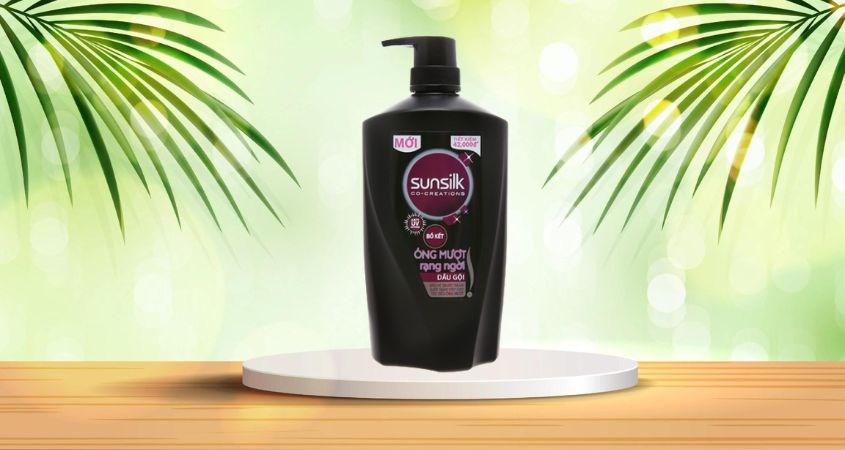 Dầu gội Sunsilk đen óng mượt rạng ngời 874 ml chứa tinh chất bồ kết, protein gạo đen kết giúp nuôi dưỡng tóc chắc khỏe