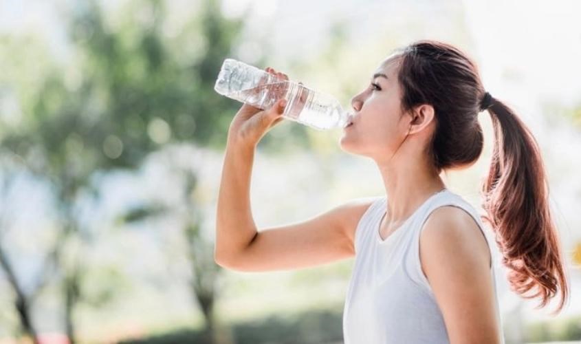 Bổ sung nước cho cơ thể thường xuyên để giúp da phục hồi hậu đẩy mụn