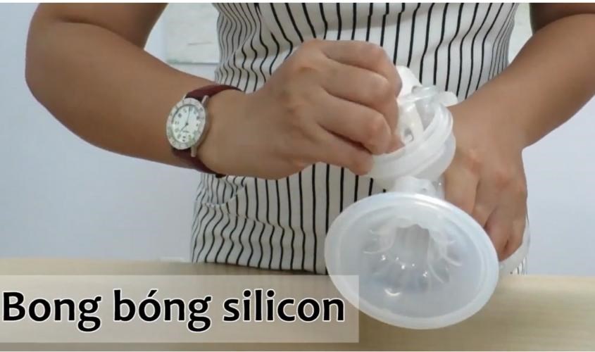 Lắp phần đệm Silicone vào phễu hút của máy hút sữa