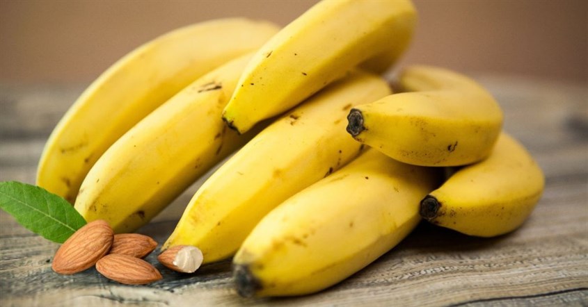 Mặt nạ cho bà bầu từ hạnh nhân và chuối giúp giảm các vấn đề về mụn trên da