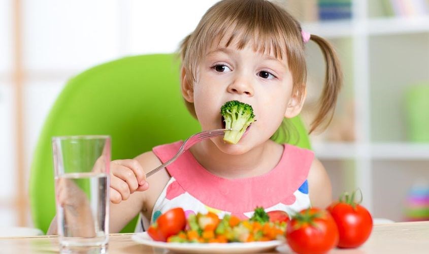 Xây dựng chế độ ăn uống lành manh, bổ sung nhiều rau xanh, trái cây cho trẻ Xây dựng chế độ ăn uống lành mạnh, bổ sung nhiều rau xanh, trái cây cho trẻ