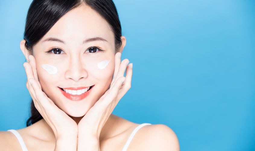 Thường xuyên bôi kem chống nắng để luôn có làn da đẹp