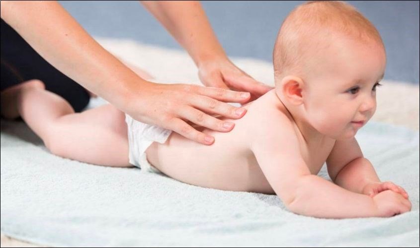 Massage cho trẻ sơ sinh giúp kích thích hệ thần kinh, hô hấp và tiêu hóa của bé