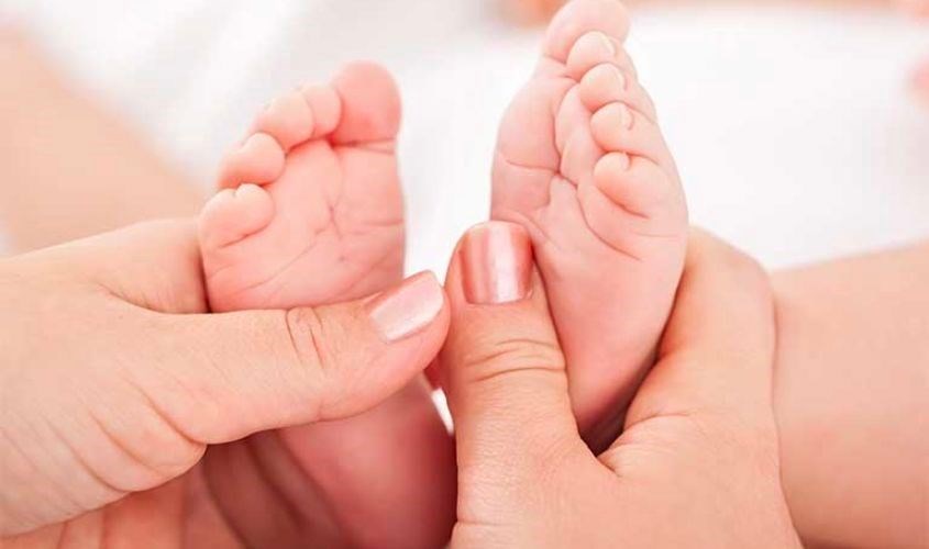 Massage chân cho bé