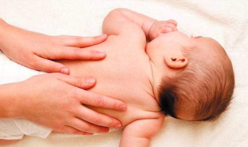 Massage vùng lưng cho bé