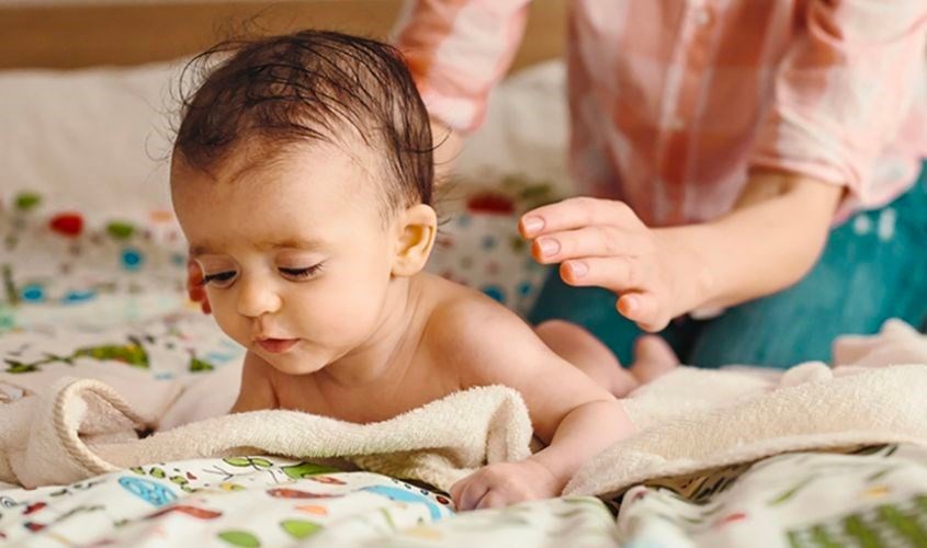 Thực hiện massage một cách nhẹ nhàng để không gây tổn thương cho bé