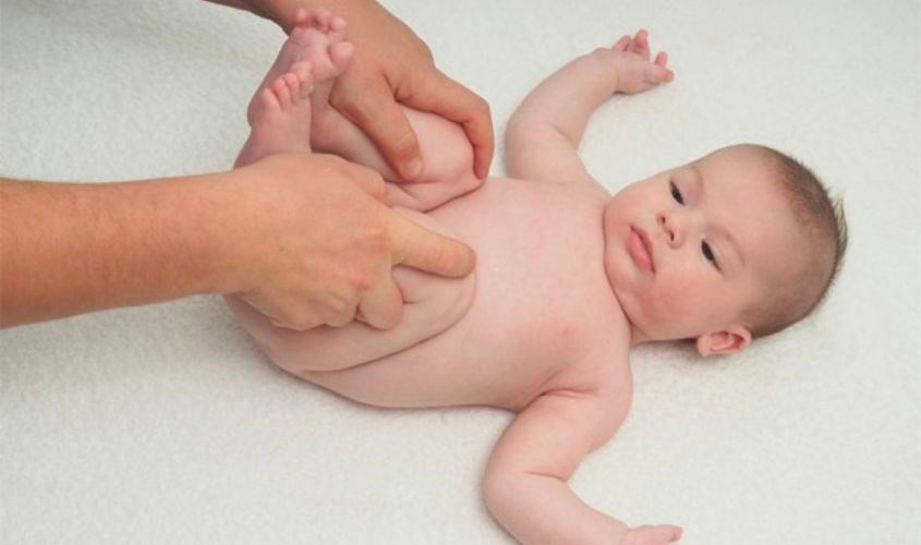 Bé đang ốm hoặc sau khi ăn no không nên massage