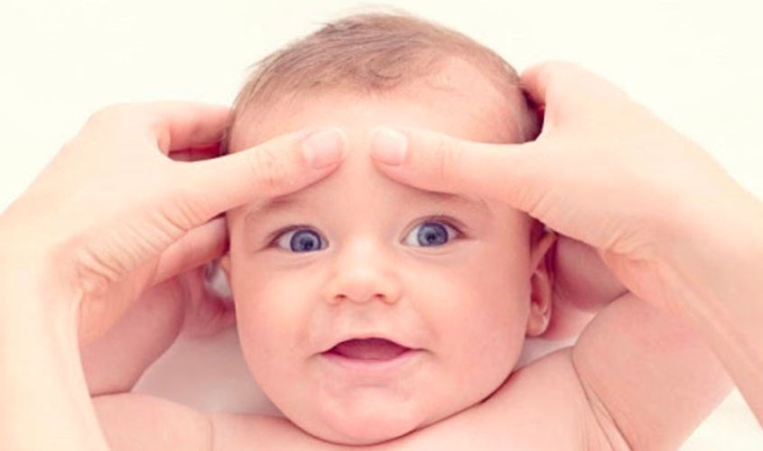 Massage cho bé ở vùng đầu và mặt