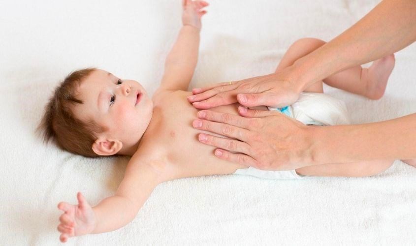 Massage cho bé ở vùng ngực