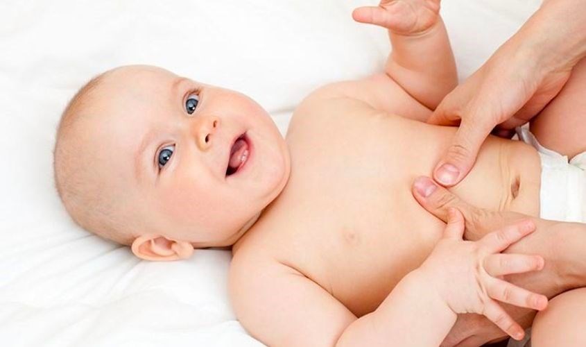 Massage vùng bụng cho bé