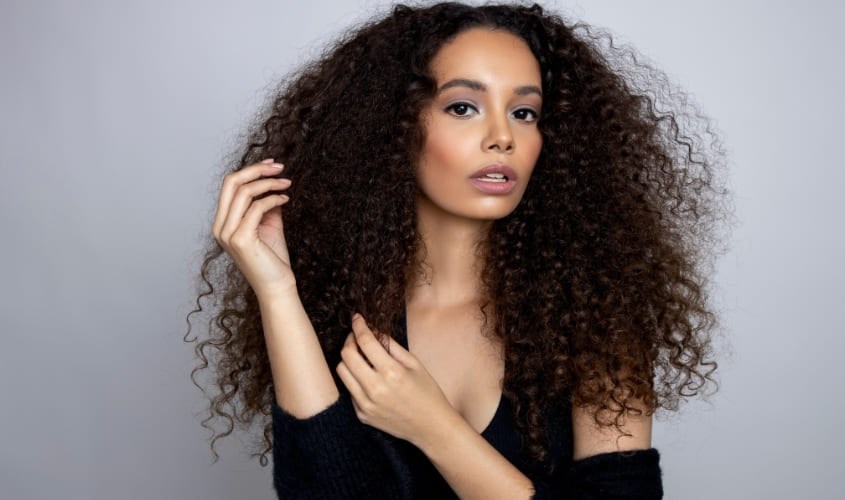 Tóc xoăn sử dụng nhiều hóa chất nên rất yếu, dễ gãy rụng