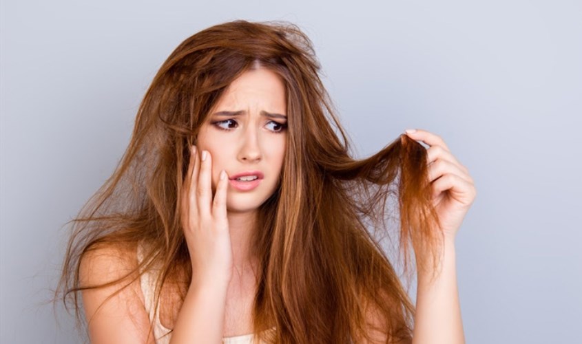 Tóc hư tổn bị khô xơ, chẻ ngọn