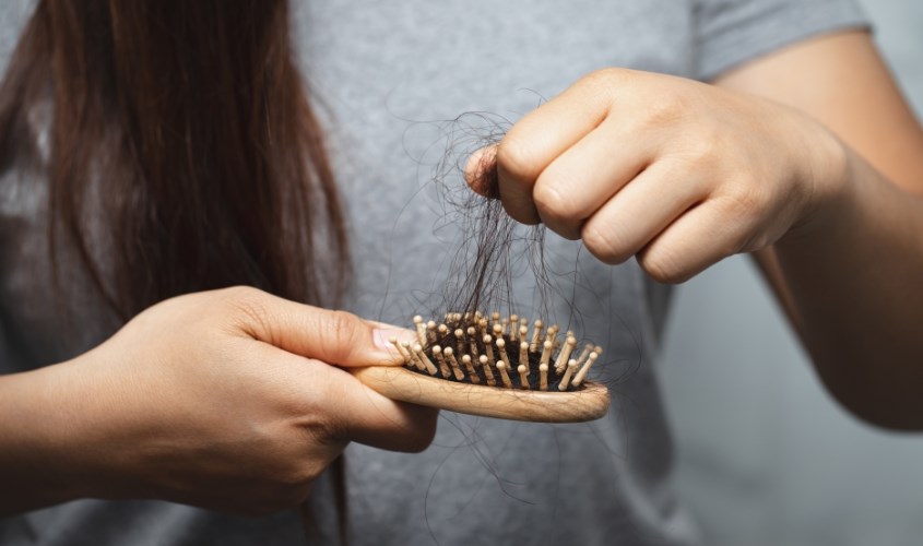 Tóc khô cứng và gãy rụng