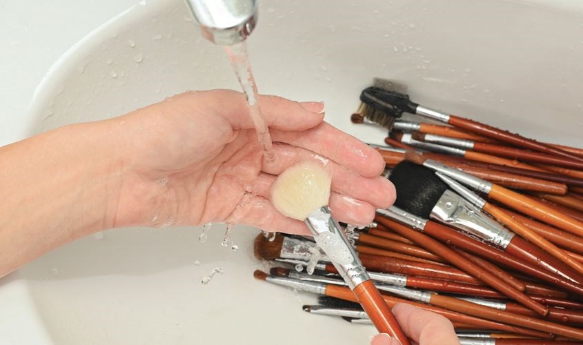 Vệ sinh cọ định kỳ để giúp đầu cọ sạch và bền hơn Vệ sinh cọ định kỳ để giúp đầu cọ sạch và bền hơn