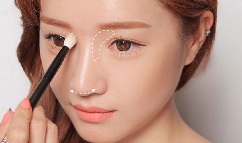 Cọ đánh nền giúp tán đều kem nền ở khu vực lồi lõm như quanh mắt Cọ đánh nền giúp tán đều kem nền ở khu vực lồi lõm như quanh mắt