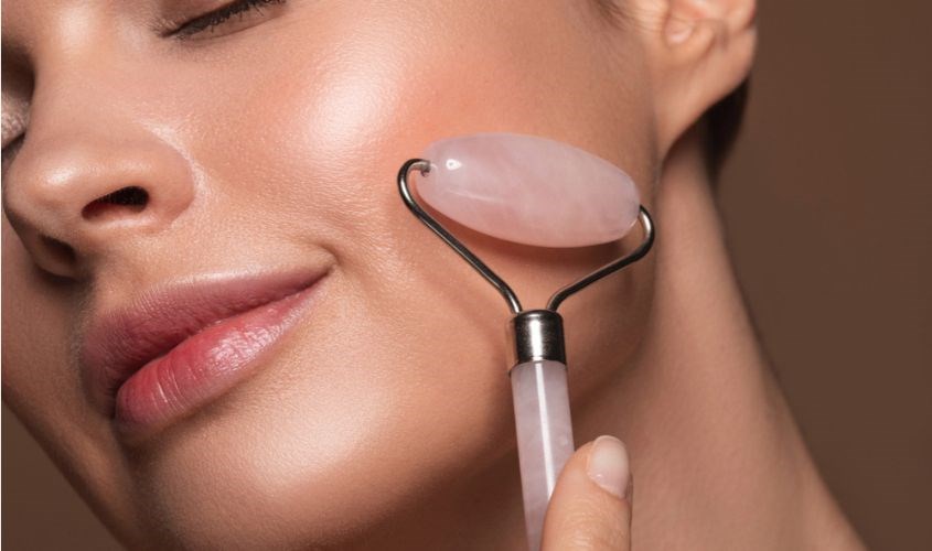 Cách sử dụng thanh lăn đá lạnh dễ dàng