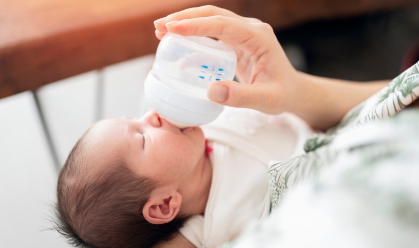 Mẹ không nên hâm sữa quá 80 độ C