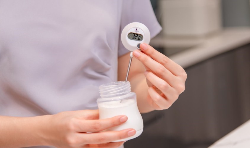 Mẹ nên lưu ý thử trước nhiệt độ của sữa