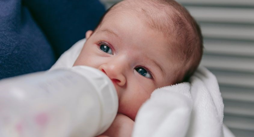 Nên tập cho bé bú bình ít nhất 1 lần 1 tuần