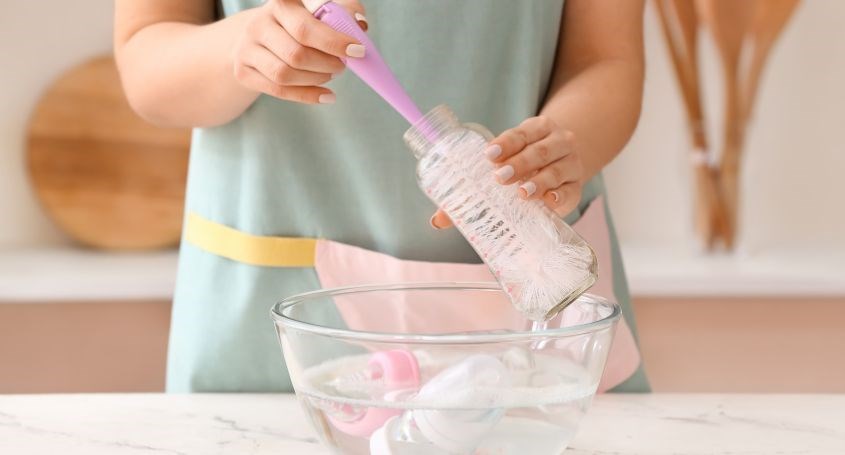 Lưu ý vệ sinh bình sữa, núm ti thường xuyên cho bé