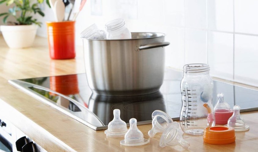 Tiệt trùng bình sữa với nước nóng trước khi pha sữa cho bé 