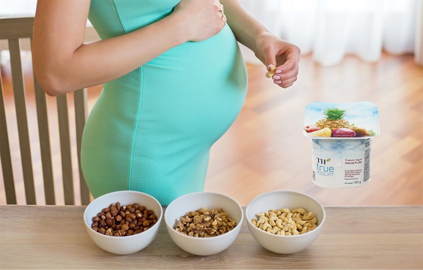 Mẹ bầu có thể kết hợp các loại hạt với hộp sữa chua trái cây TH true YOGURT vị trái cây
