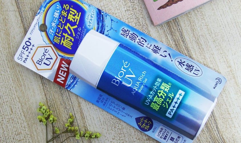 Sữa chống nắng Biore có kết cấu dạng lỏng dễ thẩm thấu vào da