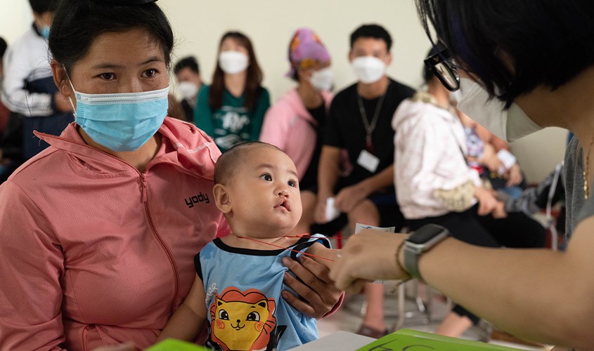 Ánh mắt ngây thơ của các em nhỏ sắp lấy lại được nụ cười