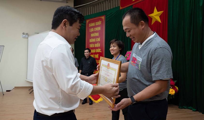 Ông Hiểu Em nhận giấy khen của tỉnh