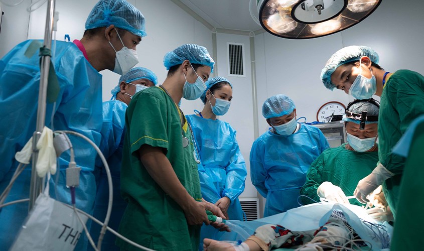 Các bác sĩ luôn luôn cố gắng và phối hợp với chương trình để lấy lại nụ cười cho các em