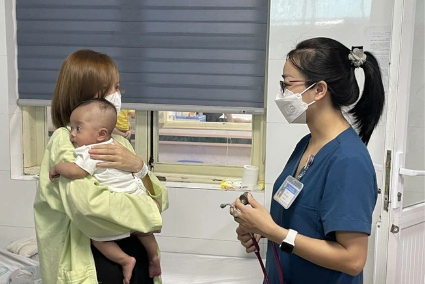 Adenovirus có thể lây truyền quan đường giọt bắn. Nguồn: Internet