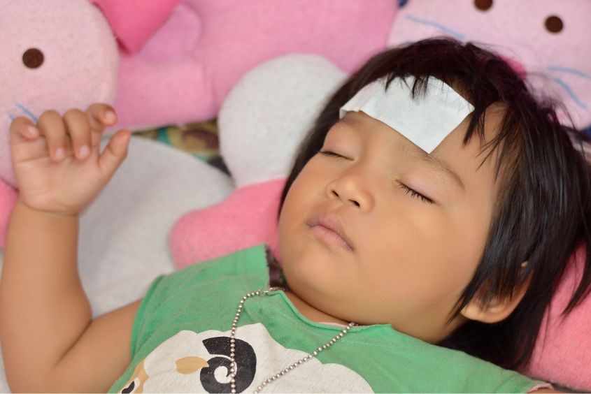 Trẻ thường sốt, ho, thở khò khè khi bị nhiễm Adenovirus. Nguồn: Canva