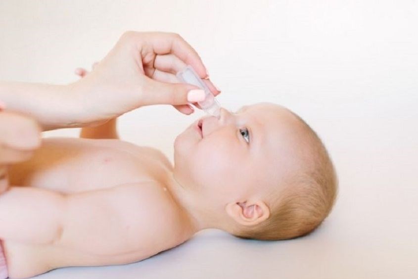 Bố mẹ nên thường xuyên vệ sinh mũi họng cho bé để phòng bệnh. Nguồn: Internet