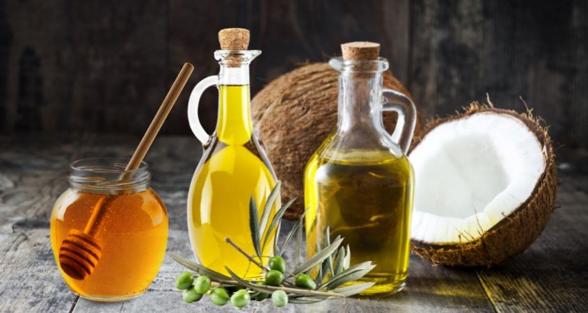 Dưỡng ẩm môi với hỗn hợp mật ong, dầu olive và dầu dừa
