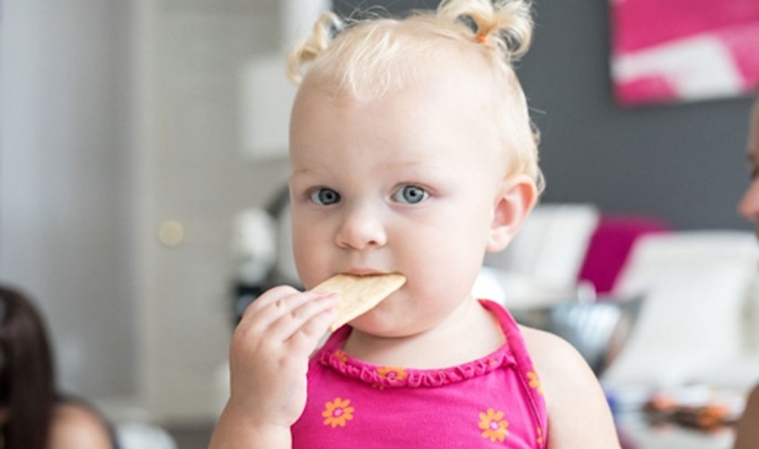 Với những bé lớn hơn, mẹ có thể để bé ăn khoảng từ 5 - 6 bánh và đặc biệt không cần bẻ vụn