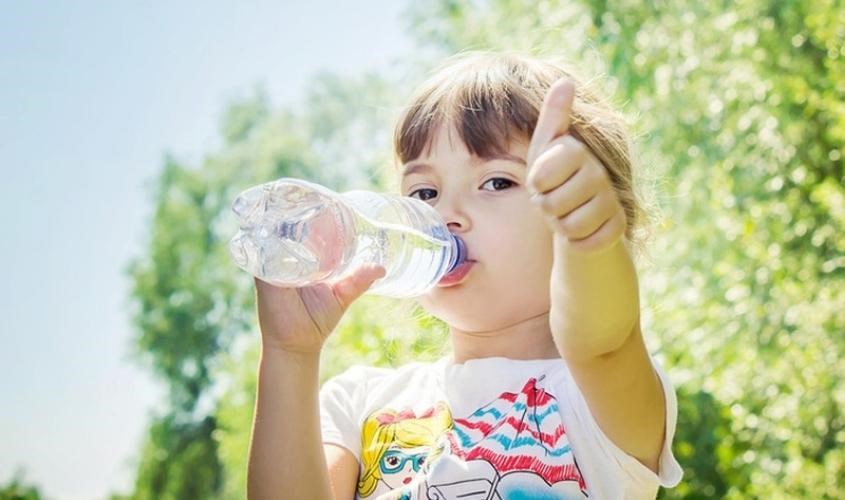 Cần bổ sung lượng nước cần thiết cho bé mỗi ngày