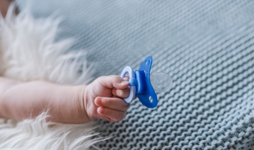 Ba mẹ không nền dùng núm vú bình sữa để thay thế cho ti ngậm chuyên dụng