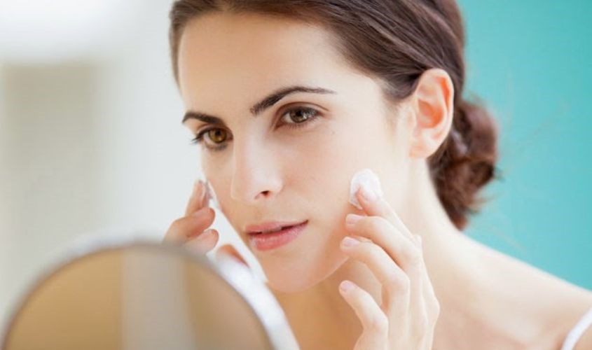 Thoa kem dưỡng ẩm một lượng vừa đủ tránh gây mụn