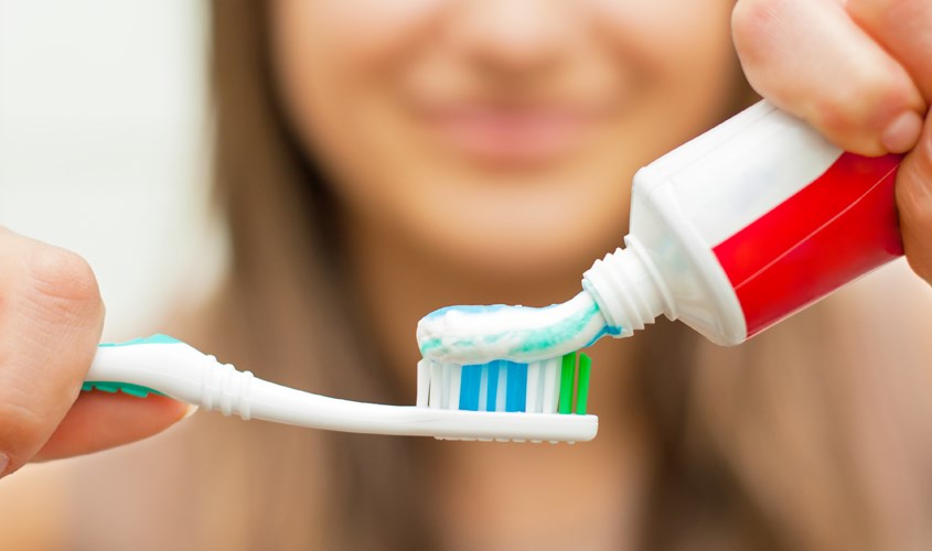 Chọn kem đánh răng có ít chất mài mòn để hạn chế gây tổn thương cho men răng