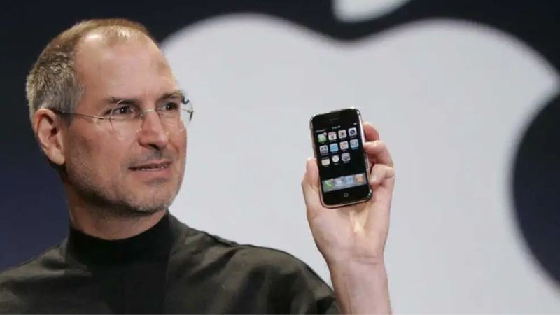 2010 - Năm đầu tiên Apple giới thiệu dòng điện thoại iPhone