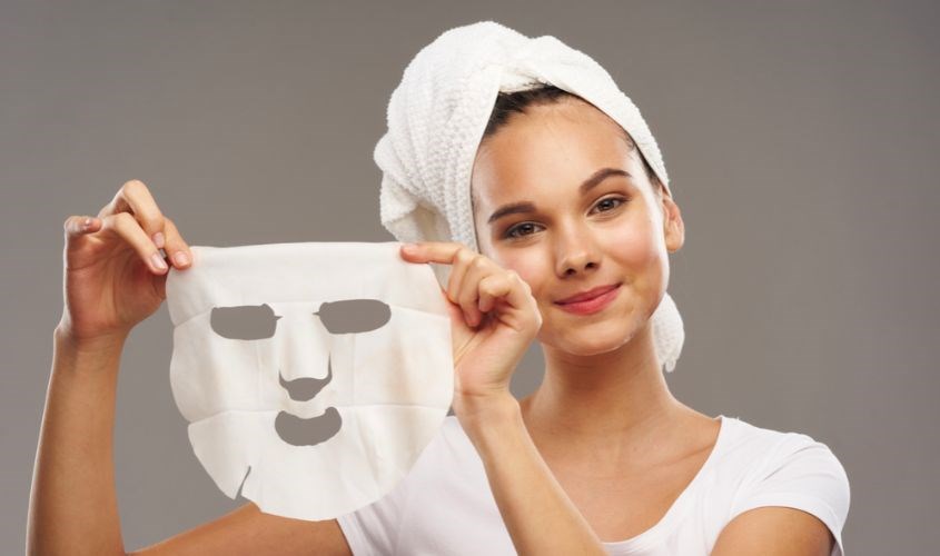 Tháo mặt nạ ra sau khi đủ thời gian đắp mặt nạ