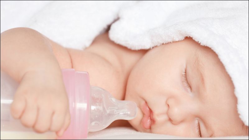 Tư thế ngồi thoải mái khi bú cũng là cách để giúp bé dễ uống sữa từ bình hơn