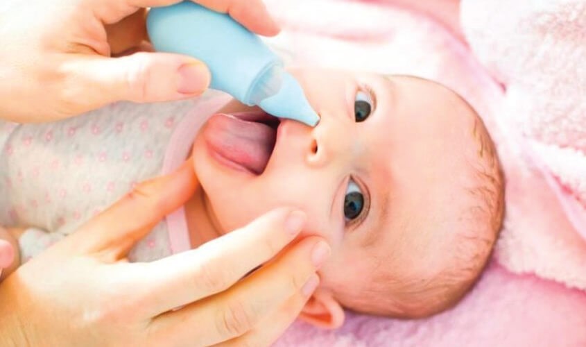 Chuẩn bị ống nhỏ nước muối sinh lý và khăn sạch