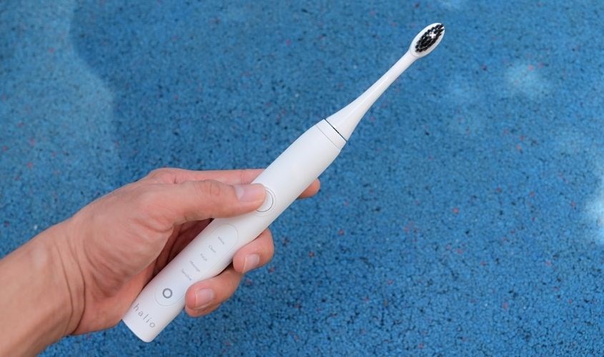 Nhấn nút khởi động