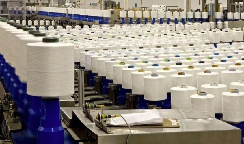 Công đoạn cuốn sợi vải Polyester