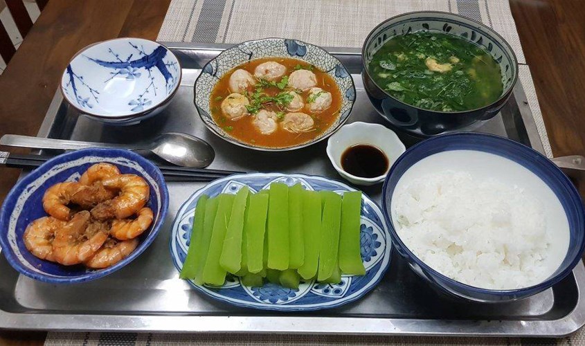 Mẹ uống trà lợi sữa nên kết hợp với chế độ ăn uống hợp lý