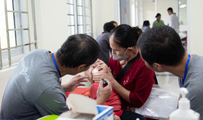 Hoạt động thăm khám cho các bệnh nhi bị dị tật hở hàm ếch