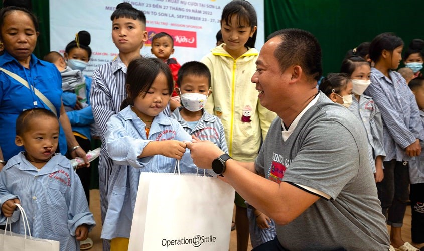 Hoạt động trao quà đầy ý nghĩa cho các bé